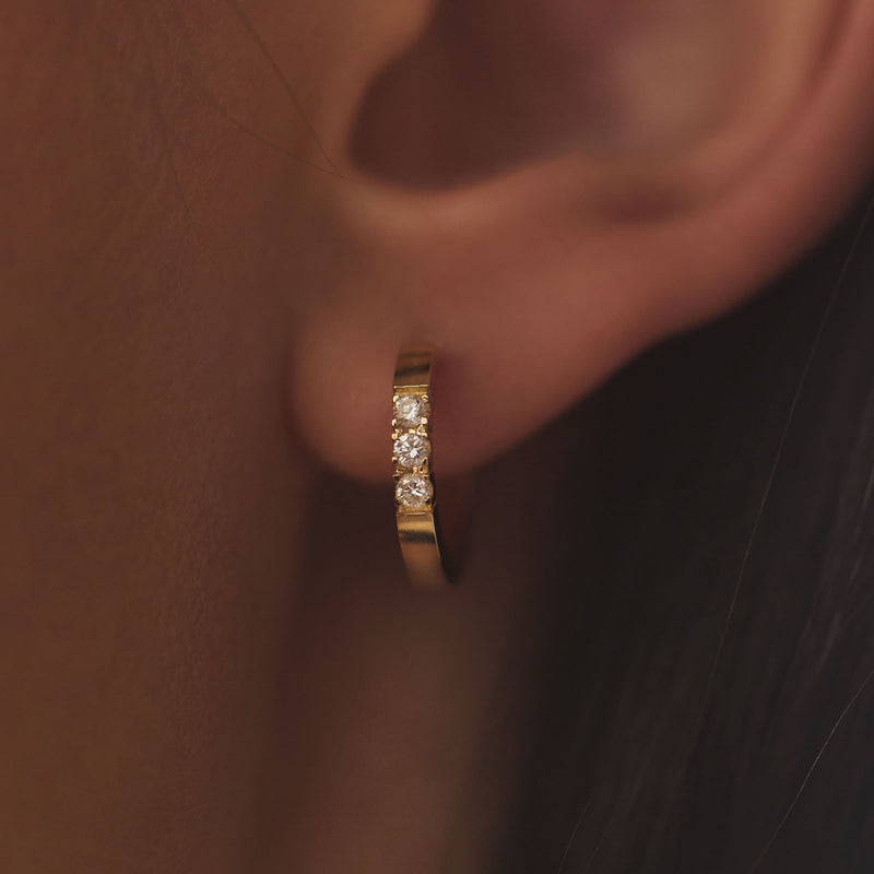 Isabel Bernard De la Paix Madeline 14 karaat gouden oorringen | diamant 0.15 ct | IBD360018-zoom-