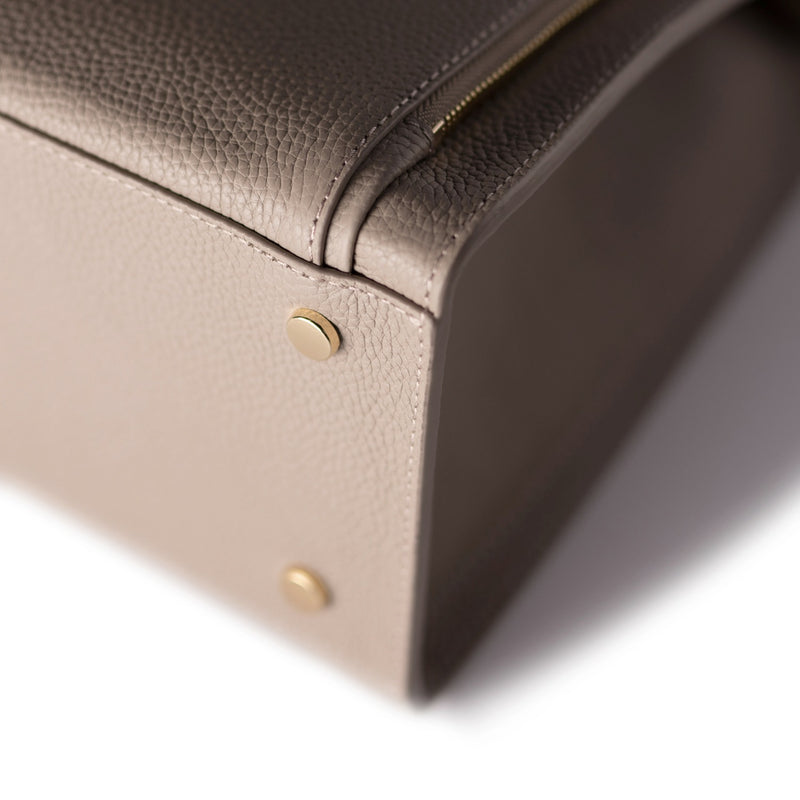 Isabel Bernard Honoré Nadine taupe kalfsleren handtas met 13 inch laptopvak IB25110-078-13-zoom-