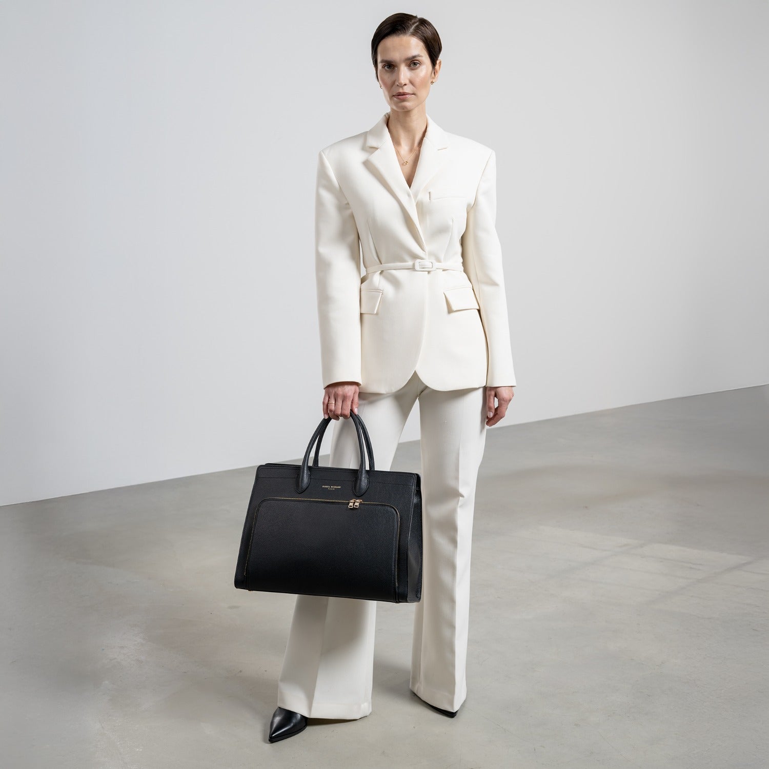 Isabel Bernard Honoré Nadine Black Leather Handbag made of Calfskin IB25032