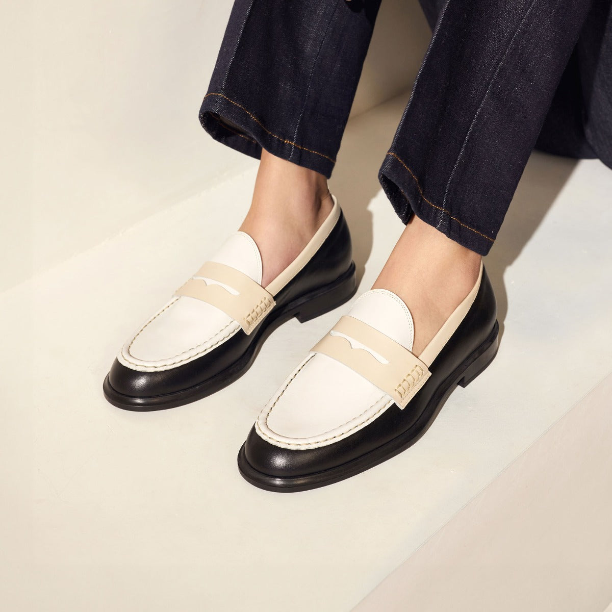 Isabel Bernard Vendôme Blandine black-white calfskin leather loafers with white details IB51015-10170-36