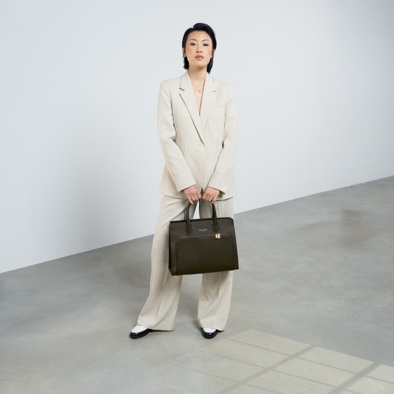 Isabel Bernard Honoré Nadine donkerbruine kalfsleren handtas met 13 inch laptopvak IB25110-031-13-zoom-