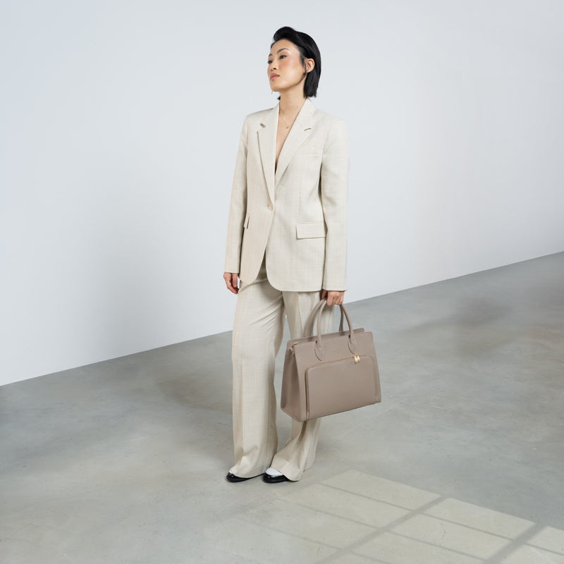 Isabel Bernard Honoré Nadine taupe kalfsleren handtas met 13 inch laptopvak IB25110-078-13-zoom-