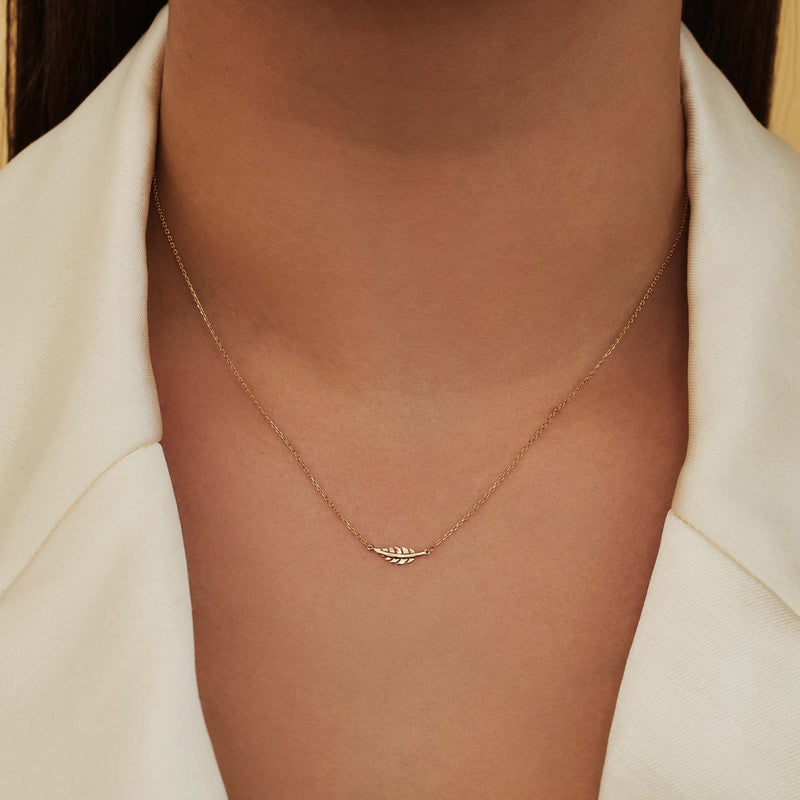 Isabel Bernard Cadeau d'Isabel 14 karaat gouden ketting en oorknopjes giftset met veertjes IB90186-zoom-