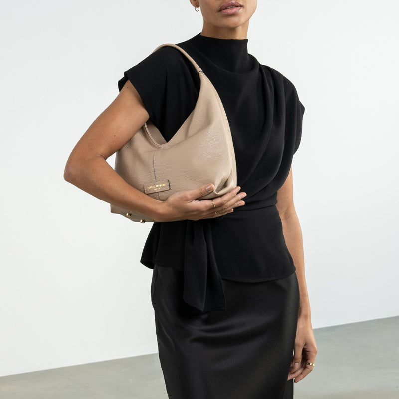 Isabel Bernard Honoré Grace mini taupe leren handtas van kalfsleer IB21132-078-zoom-