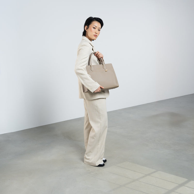 Isabel Bernard Honoré Nadine taupe kalfsleren handtas met 13 inch laptopvak IB25110-078-13-zoom-