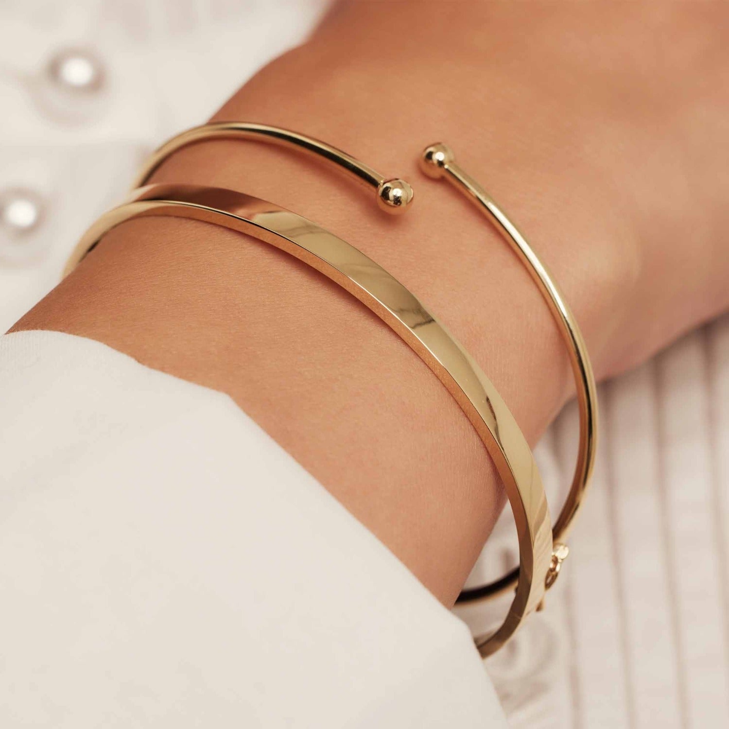 Isabel Bernard Cadeau d'Isabel 14 karat gold bracelet bangle and hoop earrings gift set IB90179