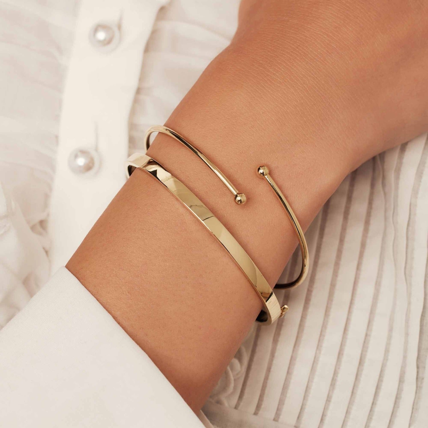 Isabel Bernard Cadeau d'Isabel 14 karat gold bracelet bangle and hoop earrings gift set IB90179