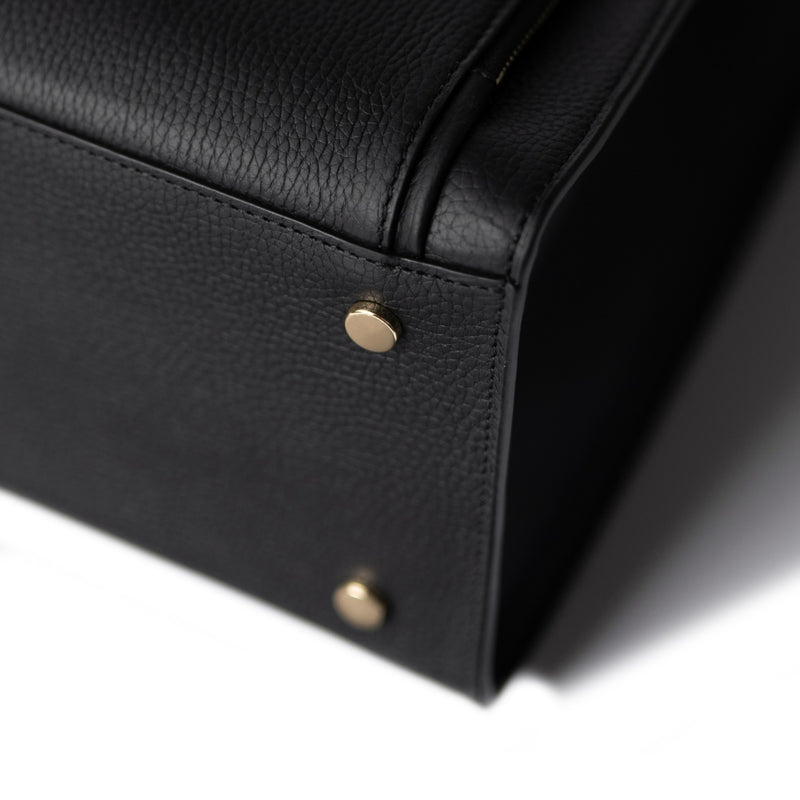 Isabel Bernard Honoré Nadine zwarte kalfsleren handtas met 13 inch laptopvak IB25110-001-13-zoom-