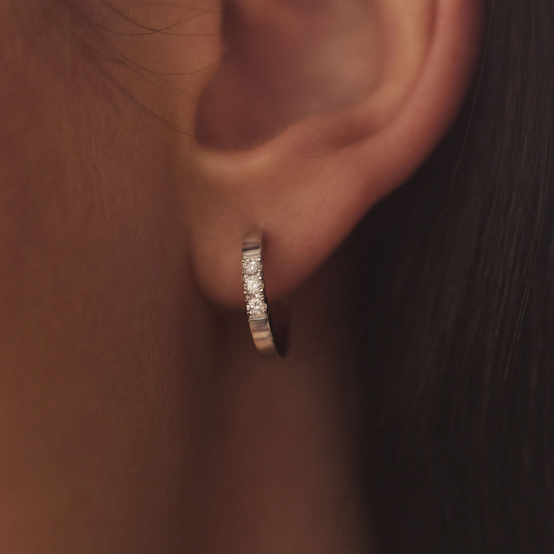 Isabel Bernard De la Paix Madeline 14 karaat witgouden oorringen | diamant 0.15 ct | IBD360017-zoom-